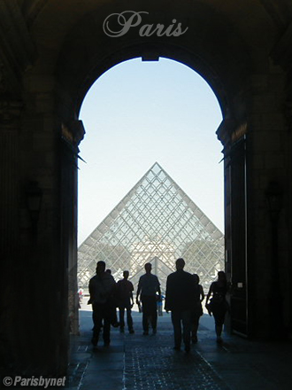 The Louvre, pyramide