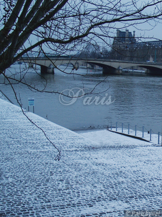 Le Louvre, pont du Carrousel sous la neige